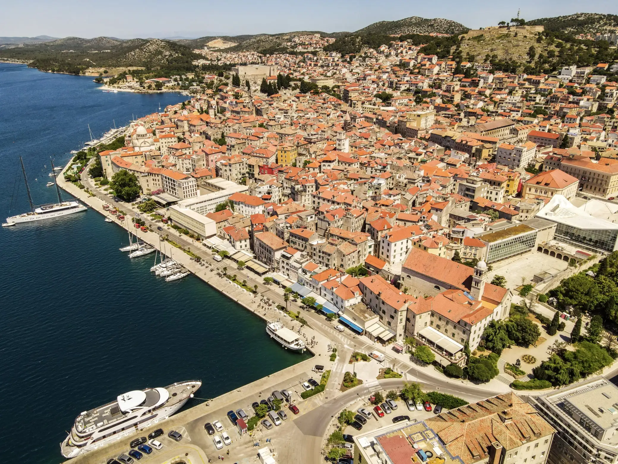 Šibenik — Banj-Strand mit dem Postkarten-Blick auf die Altstadt vom Wasser aus