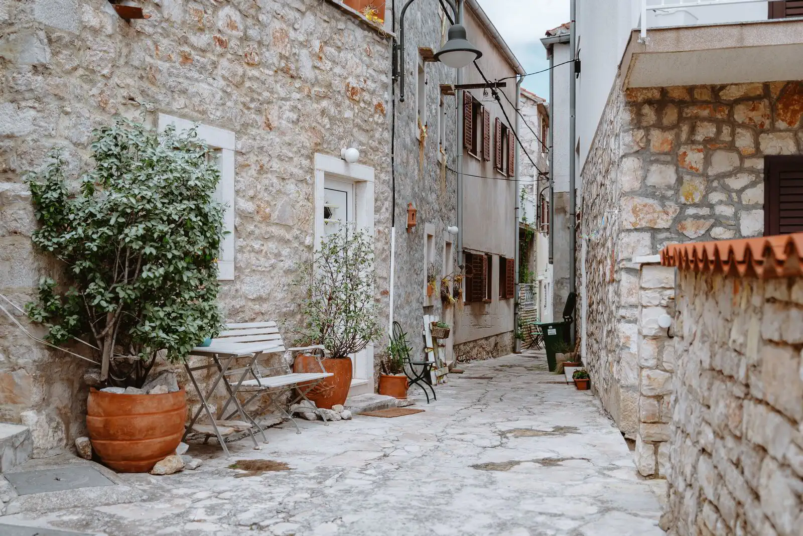 Šibenik — panorama starého města směrem ke kanálu a pevnosti Sv. Mikuláše